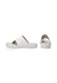Hvid sandal med krydsrem-design, lavet af glat syntetisk materiale. Har en polstret sål og struktureret gummisål for godt greb.
