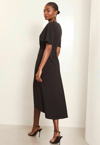 Lipsy SHORT SLEEVE V-NECK RUCHED MIDI  - Vapaa-ajan mekko - black