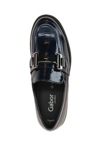 Navyblauwe gepatineerde leren instappers met een slank ontwerp, een opvallende metalen gesp en een gevoerde binnenzool met het label "Gabor comfort."
