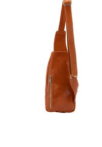 Borsa a tracolla in pelle marrone con tracolla regolabile e tasca laterale con zip verticale su sfondo bianco.