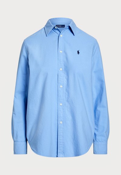 Világoskék, hosszú ujjú, gombos ing klasszikus gallérral, egyetlen hímezett logóval. Pamutból készült, sima tapintású.