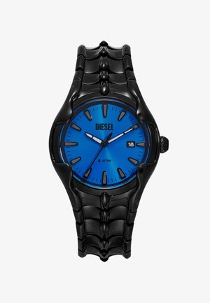 Runde schwarze Uhr mit einem strukturierten Armband. Heller blauer Zifferblatt mit weißen Stundenmarkierungen und Zeigern, sowie einem Datumsanzeige bei 3 Uhr.