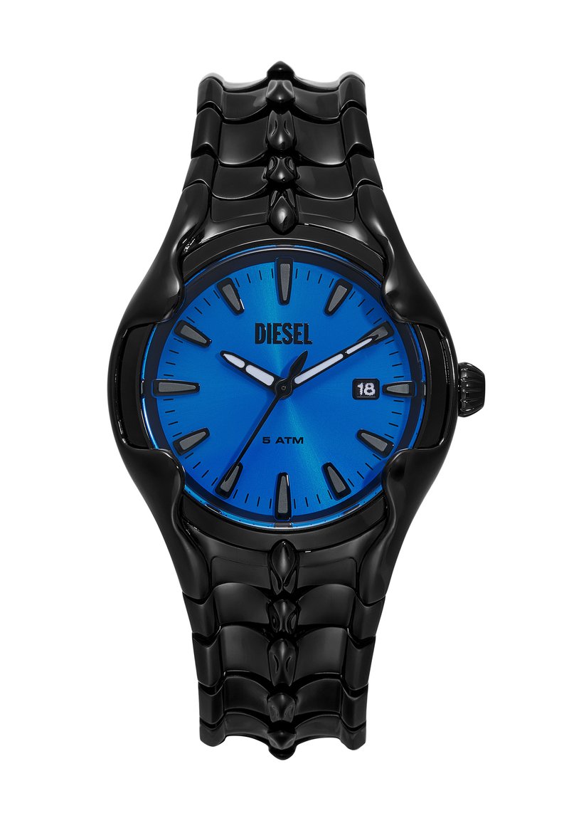 Runde schwarze Uhr mit einem strukturierten Armband. Heller blauer Zifferblatt mit weißen Stundenmarkierungen und Zeigern, sowie einem Datumsanzeige bei 3 Uhr.