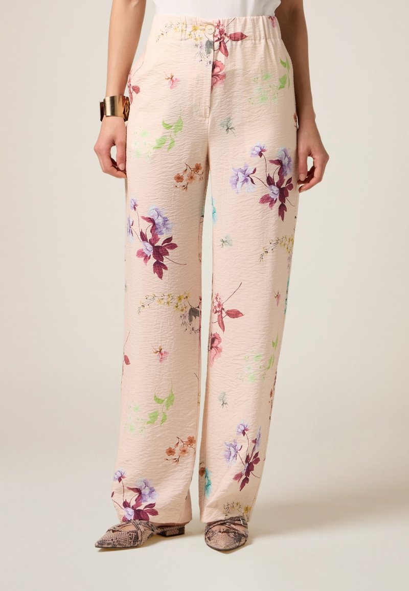 Pantaloni in tessuto arricciato con fantasia floreale in morbido pesca, con accenti verdi, viola e rosa. Vita elastica; silhouette a gamba larga.