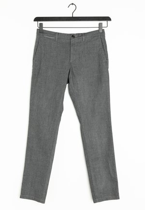 Grijze slim-fit broek met knoop- en ritssluiting, zijkanten zakken en ceintuurlussen die aan een zwarte hanger tegen een witte achtergrond hangen.