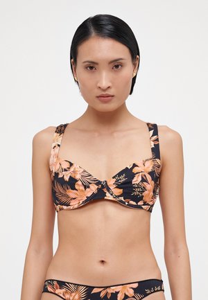 Svart blomsterbikini topp med store fersken- og oransje blomsterterninger, brede stropper og ribbet tekstur med en tvistet frontdetalj.