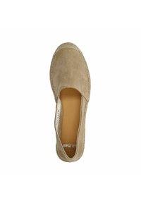 Beige suède espadrille met geweven jute details. Gesloten neus ontwerp met een zachte, gladde textuur en een platte zool.