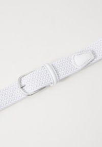 Cinturón blanco trenzado con una hebilla de metal plateado, que presenta un acento de cuero y un diseño trenzado para mayor textura y detalle.