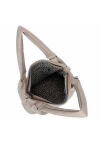Bolso de piel beige suave con forma de almendra y asas dobles. El interior forrado tiene un fondo negro con puntos dispersos de color marrón claro.