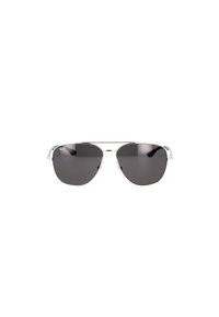Occhiali da sole aviator con lenti scure, montatura in metallo argento e accenti in plastica trasparente sulle punte delle tempie. Design classico per un utilizzo versatile.