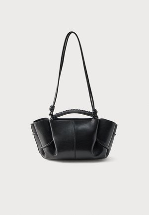 Μαύρη δερμάτινη τσάντα χειρός με καμπυλωτή σιλουέτα, μαζεμένες πλευρές, πλεκτή λαβή και λεπτό μακρύ λουράκι σε λευκό φόντο.