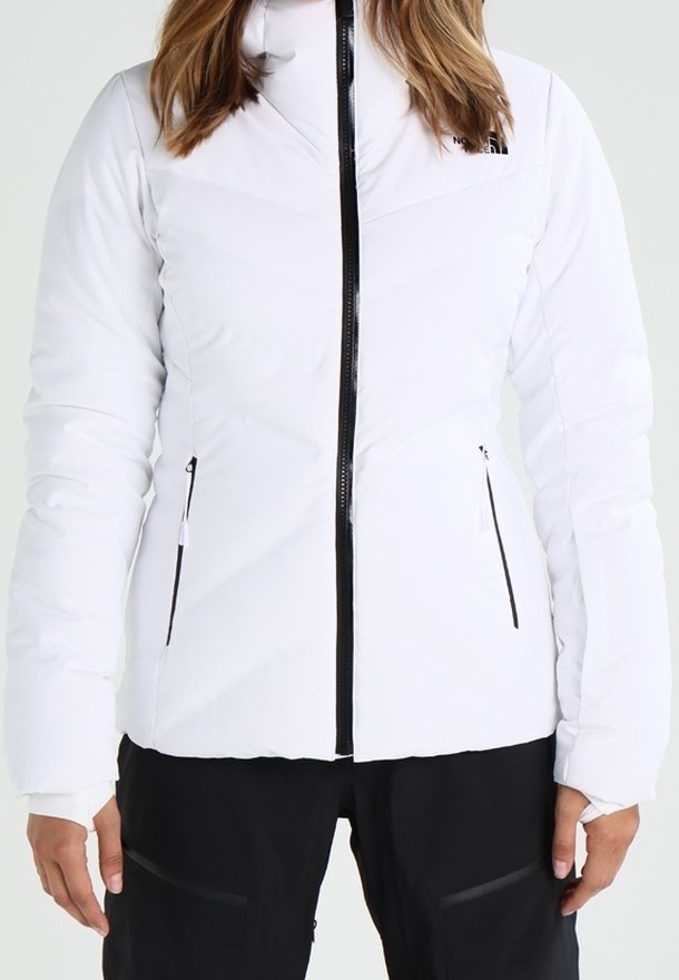 Weiße isolierte Jacke mit Reißverschluss, zwei schwarzen Reißverschlusstaschen und einem hohen Kragen. Das Design mit Paneelen verleiht der Jacke Struktur und Detail.