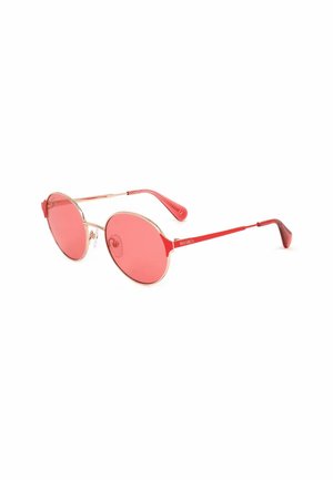 Occhiali da sole rotondi con lenti color rosso e sottili montature in metallo rosso e oro su sfondo bianco.