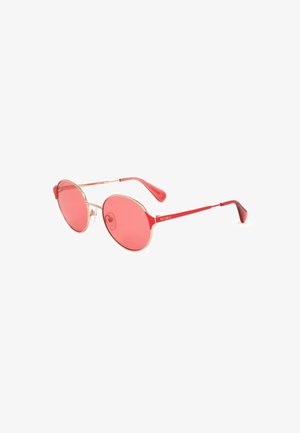 Occhiali da sole rotondi con lenti color rosso e sottili montature in metallo rosso e oro su sfondo bianco.