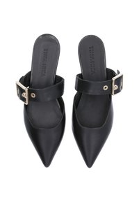 Schwarze Leder-Mules mit zulaufender Zehenpartie und einem Knöchelriemen, der mit einer goldfarbenen Schnalle versehen ist. Glatte Textur mit minimaler Markenkennzeichnung auf der Innensohle.