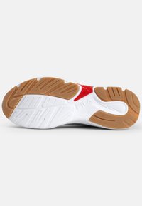 Podeszwa sneakersów FILA z brązowym, białym i czerwonym bieżnikiem z gumy, z teksturowanymi wzorami poprawiającymi przyczepność.