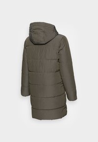 Olijfgroene donzen jas met capuchon en gewatteerd ontwerp met horizontale stiksels, zachte textuur en lengte tot halverwege de dij.