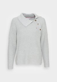 Maglione grigio lavorato a maglia con un ampio colletto, dotato di due bottoni di legno e texture a coste diagonali sulle maniche.