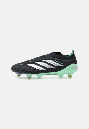 Chaussure de football noire avec des bandes blanches, semelle et crampons vert menthe, avec marquage "Predator" sur le côté.