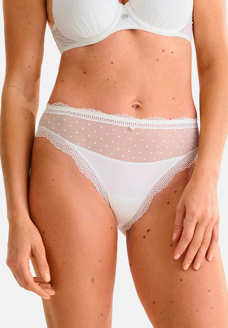 Witte kanten ondergoed met stippen meshpanelen, voorzien van een delicate kantafwerking en een gladde stofbasis. Klassiek hoog-rising ontwerp.