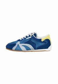 Adidași din suede albastru cu accente de albastru deschis și galben; au un design cu șireturi albe și o talpă din cauciuc texturat.