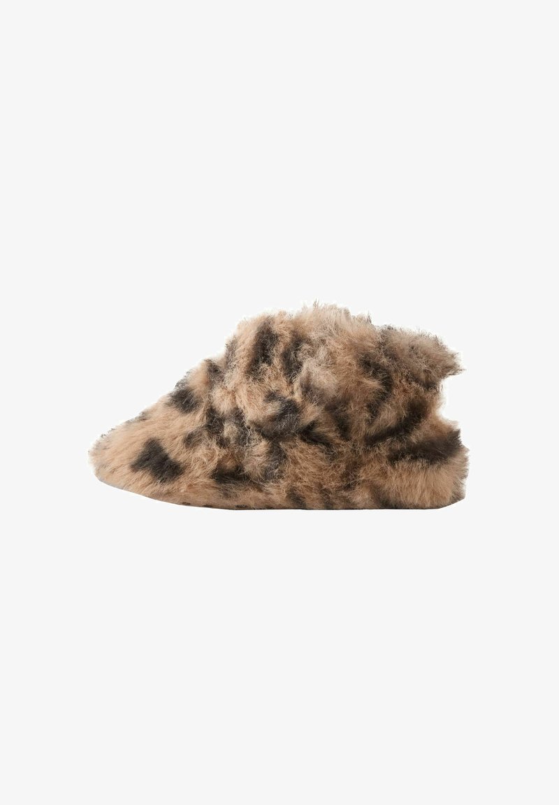 Chausson doux et duveteux avec un motif léopard marron et noir, conçu pour le confort intérieur.