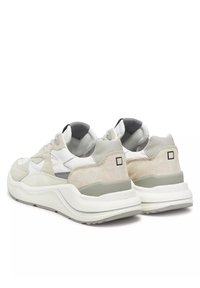 Sneaker chunky che presentano un mix di pelle bianca e suede, accenti grigi chiari, colletto imbottito e una suola bianca texturizzata.
