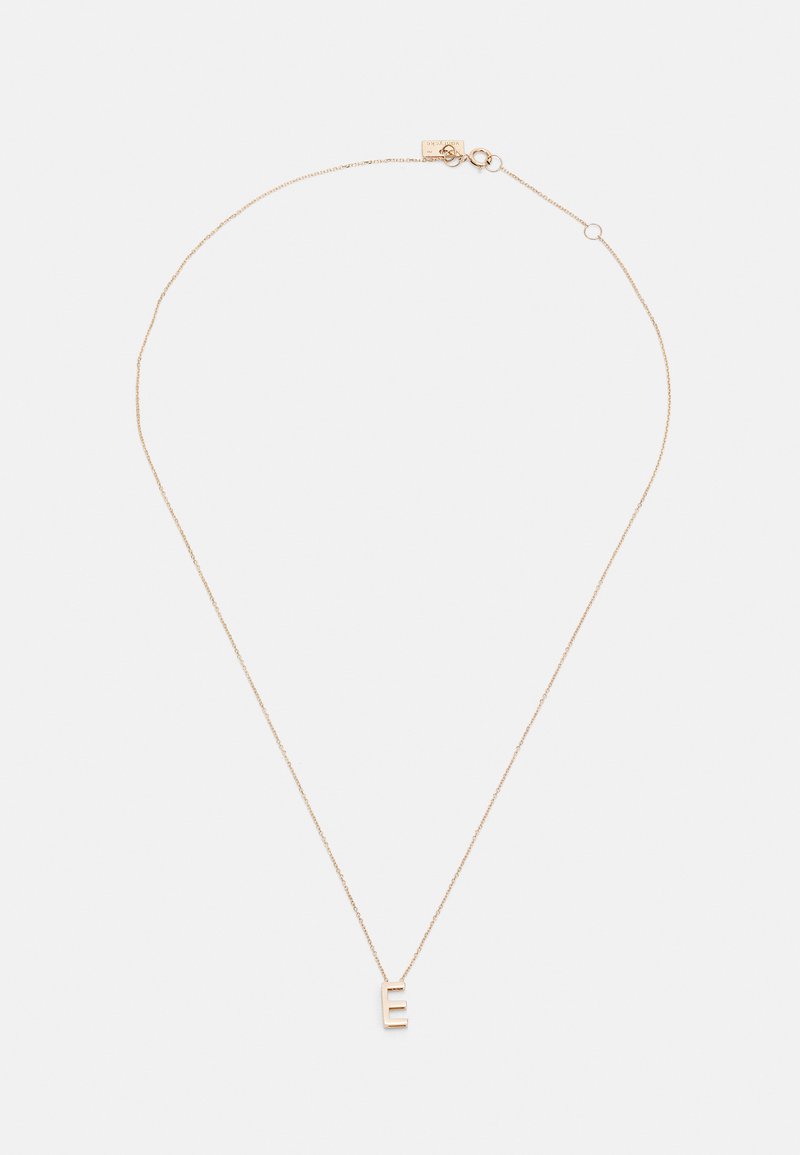 Goldfarbene Halskette mit einer dünnen Kette und einem Anhänger in Blockschrift mit "E". Verfügt über einen Verschluss für die einstellbare Länge. Einfaches Design und glatte Textur.