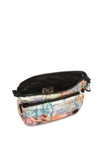 Färgglad dragkedjepåse med abstrakta mönster, i tygmaterial och en svart inredning. Har en kompakt, rektangulär form.