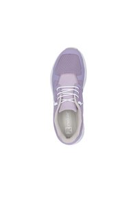 Chaussure de sport lilas clair avec dessus en mesh, accents en daim, lacets blancs, languette rembourrée et semelle coussinée, conçue pour le confort et la flexibilité.