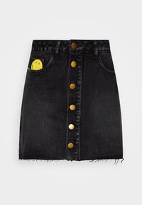 Gonna di jeans nera con orlo sfilacciato, dotata di chiusura frontale con bottoni dorati e ricamo di una faccina sorridente gialla sulla tasca.