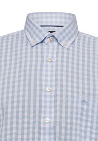 Hellblau-weiß kariertes Hemd mit Button-Down-Kragen und perlmuttfarbenen Knöpfen; beinhaltet ein kleines besticktes Detail an der Brusttasche.