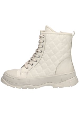 Zapatillas altas de piel blanca con diseño de encaje, suela de goma, punta redondeada y un acabado texturizado para mayor agarre.