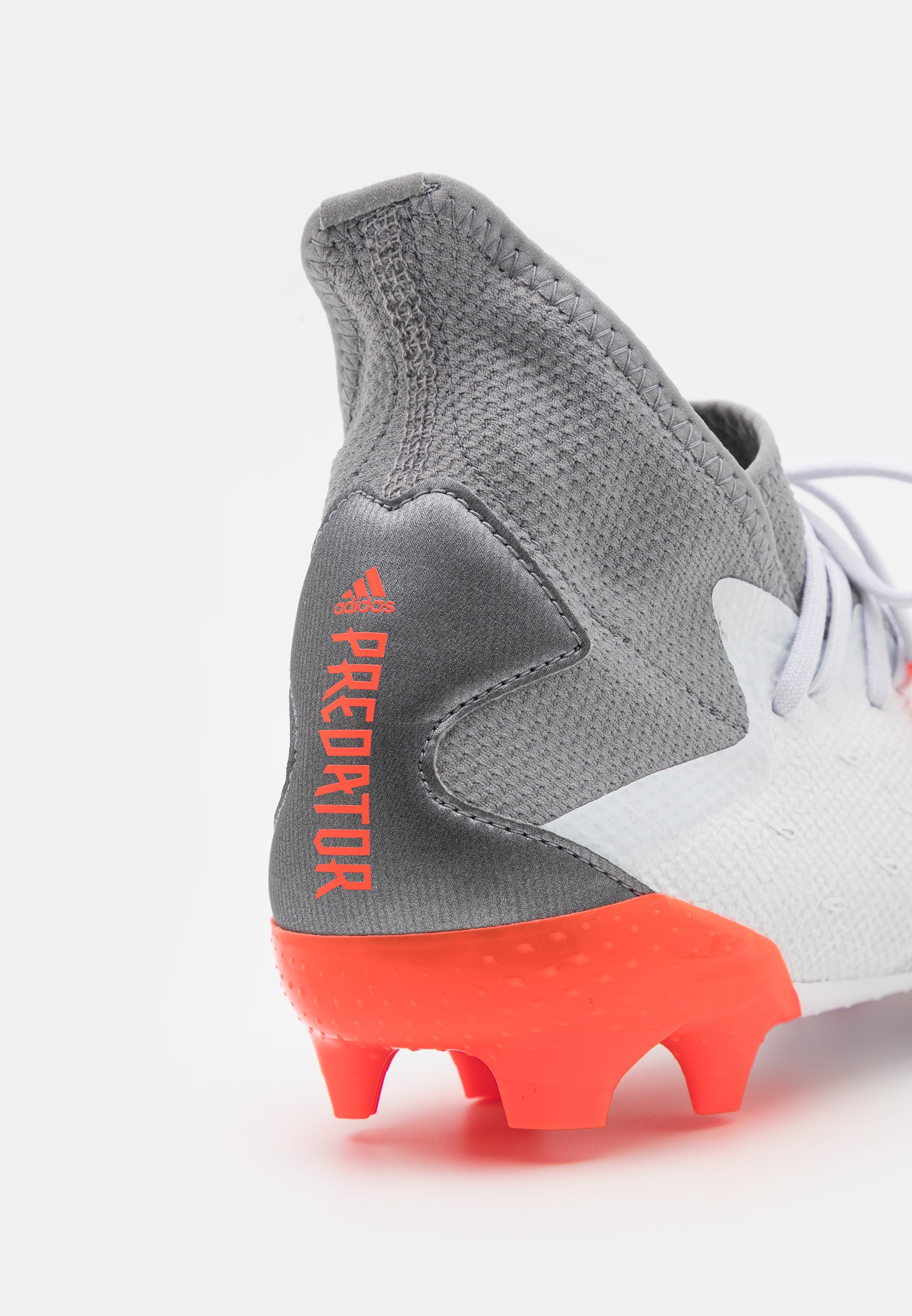 crampon predator blanc