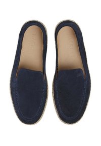 Marinblå mockaimitation slip-on skor med en texturerad yta, som har kontrasterande sömmar och en naturlig jute-sula. Insidan har prägling med varumärket.