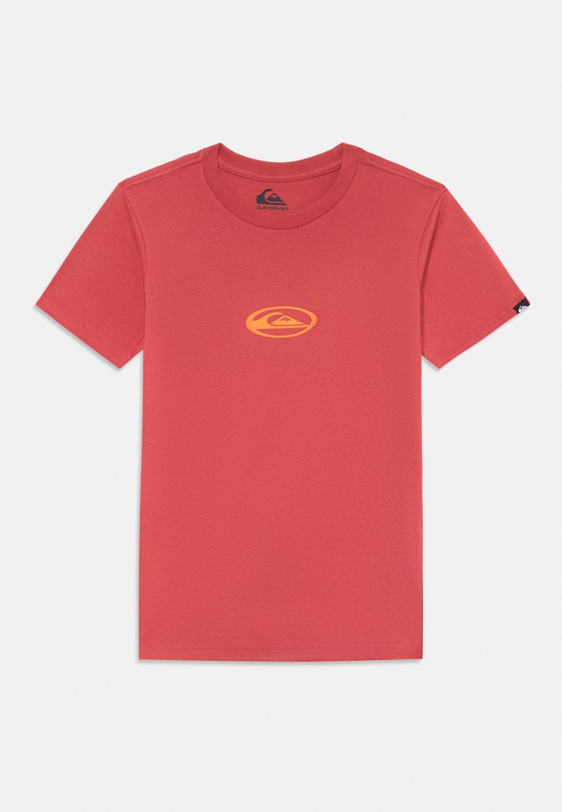 Raudona medvilninė marškinė su apvaliu kaklu, kuriame yra geltona apvalios formos emblema ant krūtinės ir mažas juodas etiketas ant rankovės. Trumpomis rankovėmis.