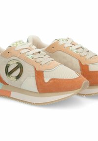 Baskets avec un dessus en mesh beige clair, des accents en daim orange, un logo circulaire doré et une semelle multicolore avec un design texturé.