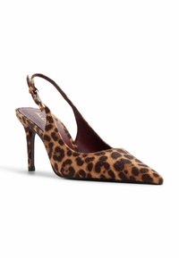Zapatos de tacón tipo slingback con punta afilada estampados de leopardo, que presentan un tacón de aguja negro y una hebilla en tono dorado en la correa del tobillo. Textura de piel suave.