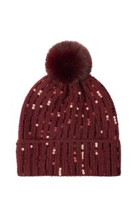 Burgundijas dzija cepure ar sekvencēm un lielu pūkainu pom-pom virsotnē.