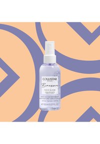 Mgiełka zapachowa do ciała i włosów Collistar Benessere w przezroczystej butelce o pojemności 150 ml, z fioletową etykietą z elementami florystycznymi.