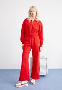 Nike Sportswear SPORTSWEAR PHOENIX FLEECE - Tracksuit bottoms - university red