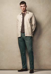 Next BELTED PRINTED STYLE SLIM FIT - Pantaloni - sage green