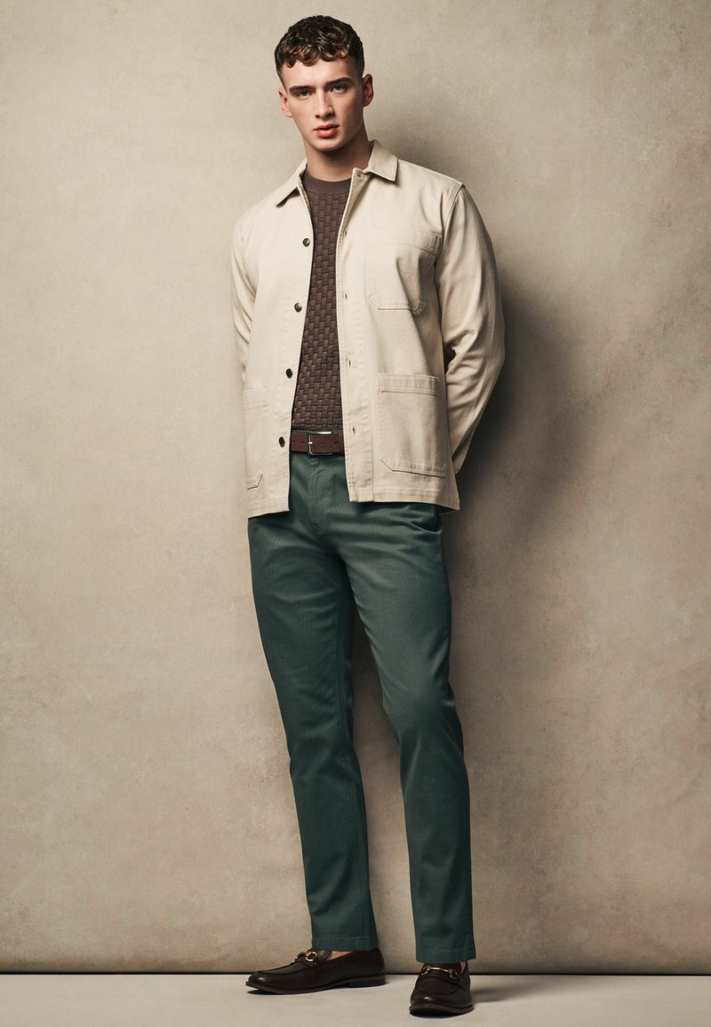 Next BELTED PRINTED STYLE SLIM FIT - Pantaloni - sage green