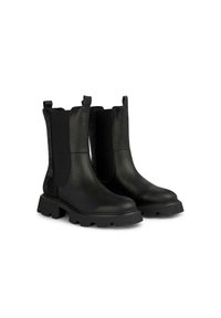 Czarne botki za kostkę o gładkim skórzanym wykończeniu, elastycznych bocznych panelach, teksturowanym tyle oraz masywnej podeszwie. Posiadają pętle dla łatwego zakładania.