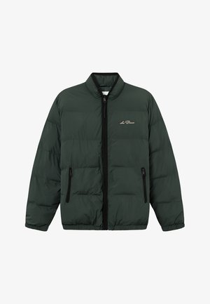 Roheline puffer-jakk, millel on lukk ees, elastsed mansetid ja allääre. Omab kahte lukuga küljetaskut ja logo rinnal.