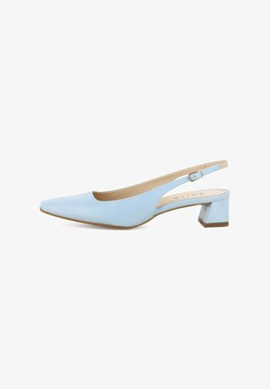Lichtblauwe leren slingback schoen met spits toelopende neus, lage blokhak en verstelbare gespband.