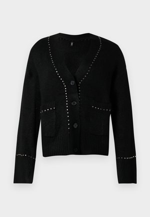 Svart cardigan laget av mykt stoff med V-hals, frontlommer, knapper og dekorative nagler langs kantene og ermene.