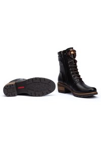 Svarta läderankelstövlar med rund tå, snörning framtill, siddragkedja, träklack och texturerad gummiyttersula med ett mönster.