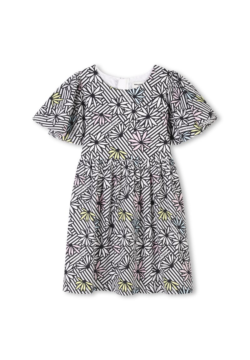 Zwart-witte jurk met kapmouwen, voorzien van een bloemenpatroon in roze, geel en blauw tegen verticale strepen. Rimpel tailleontwerp.