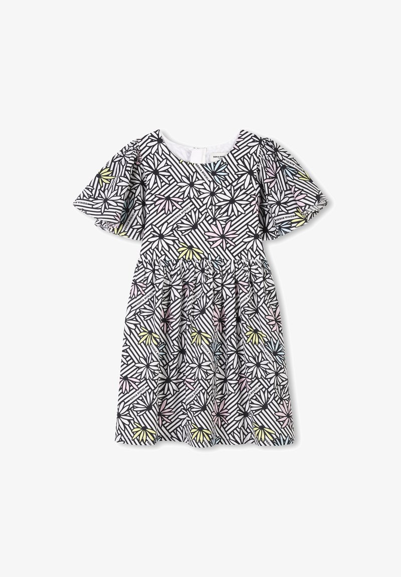 Zwart-witte jurk met kapmouwen, voorzien van een bloemenpatroon in roze, geel en blauw tegen verticale strepen. Rimpel tailleontwerp.